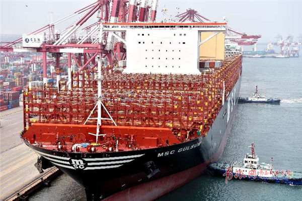 全球最大集装箱船首航青岛港 最大载箱量23756标准箱