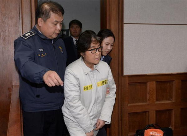 韩总统闺蜜崔顺实出庭,或面临15年牢狱之灾