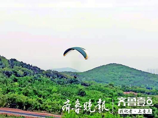 游客体验滑翔伞 和教练从30米高空坠地