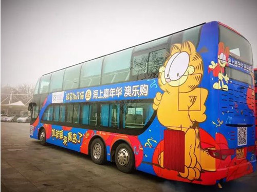加菲猫版双层巴士开进青岛 免费乘坐畅游澳乐购