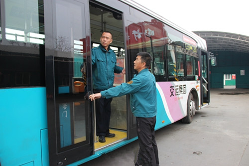 温馨巴士606路公交试点安装塞拉门 新设备有望全市推广