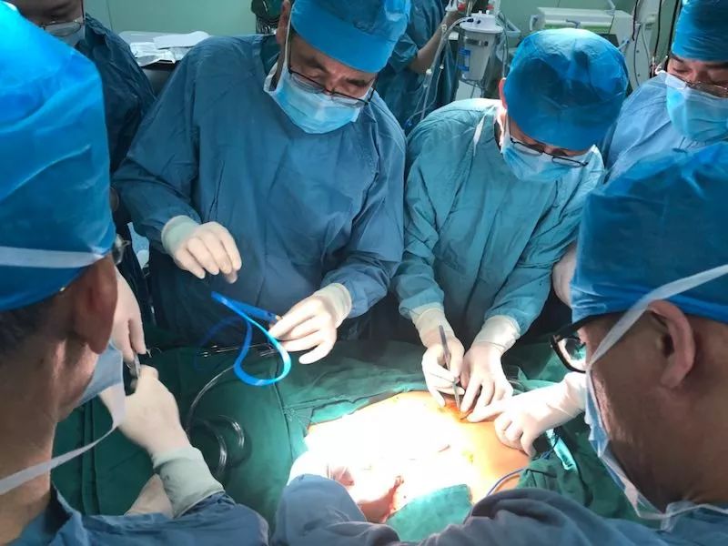 男子被一米长钢筋刺穿腹腔 青岛市市立医院20余位医生经过4小时手术去除