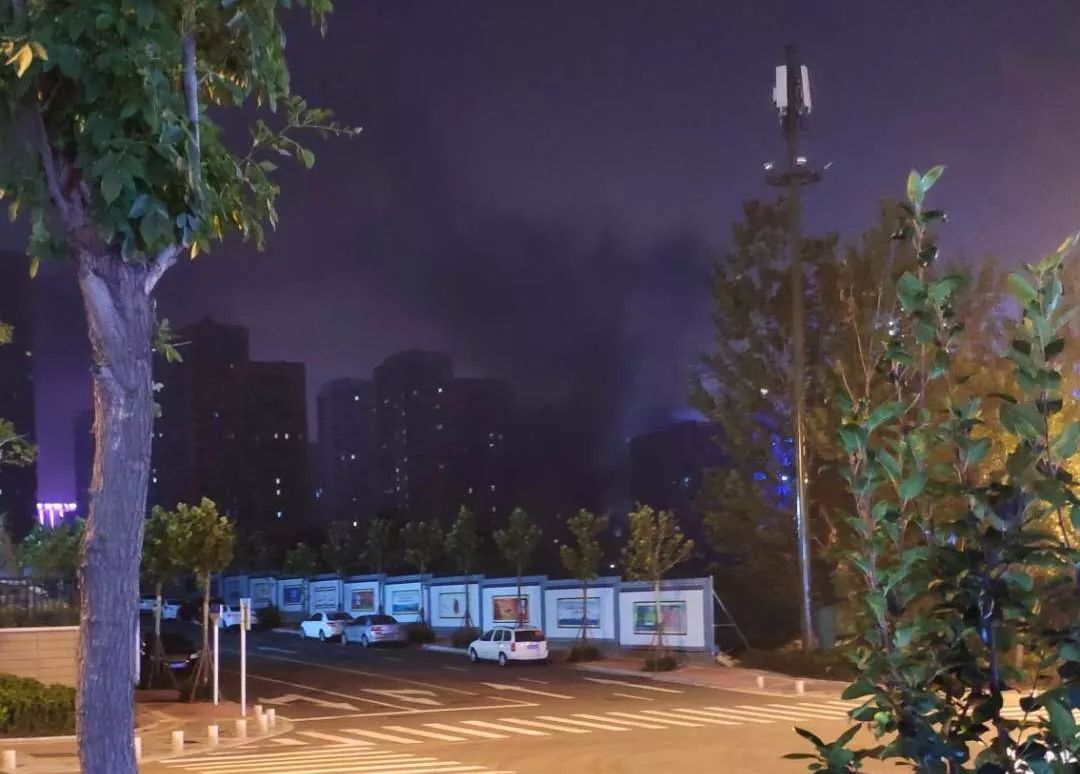 青岛万科生态城停车场私家车自燃起火 几十辆车遭殃！