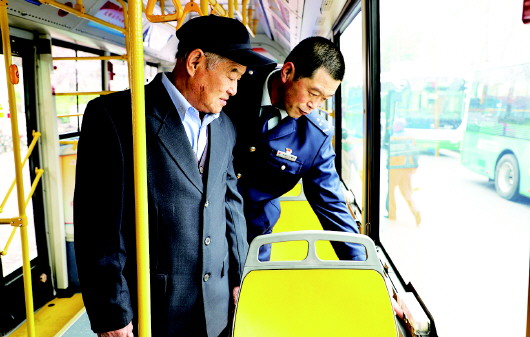 公交父子兵见证时代巨变 穿行城市72年的青岛最老公交