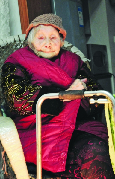 109岁老太最爱熬夜打麻将平日零食不离身