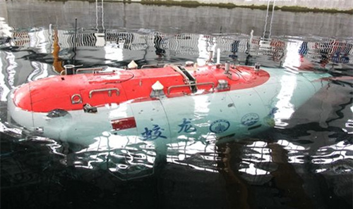 “蛟龙”号载人潜水器升级改造后首次在青岛下水