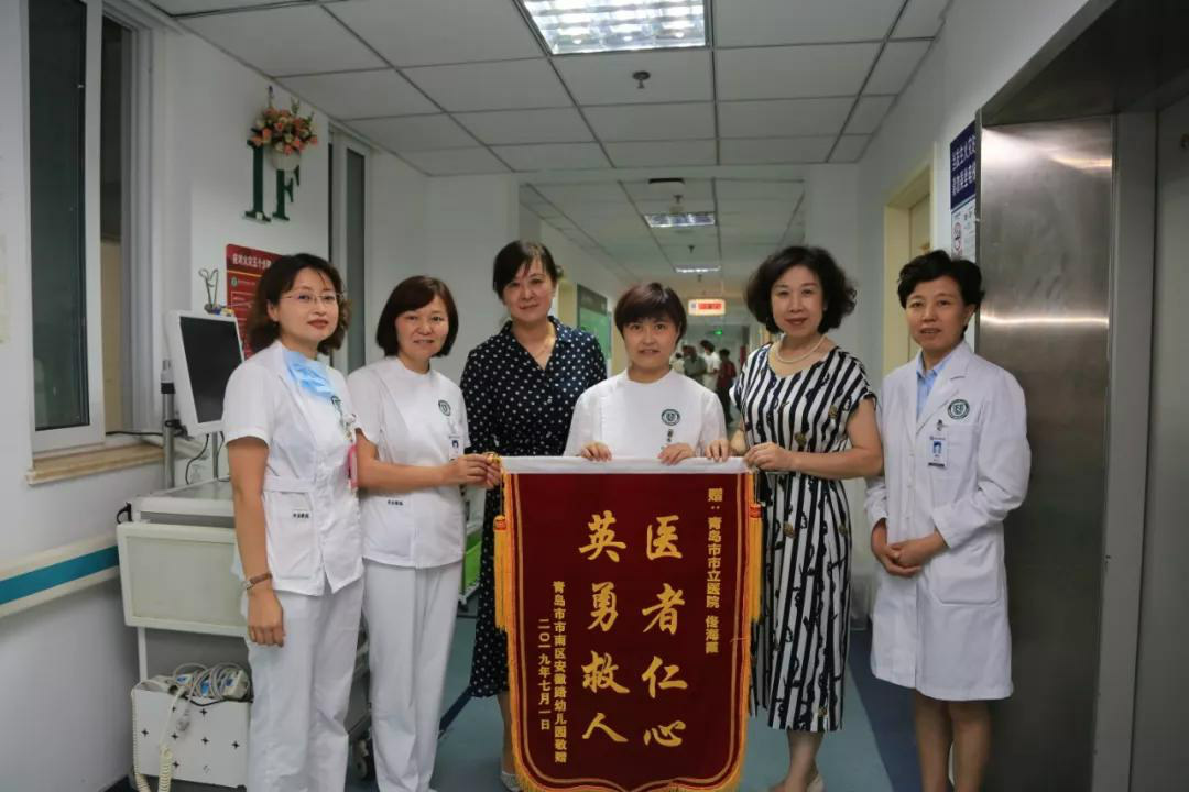 在幼儿园遇到呕吐后误吸的孩子 青岛市立医院护士佟海霞冲上前成功救治
