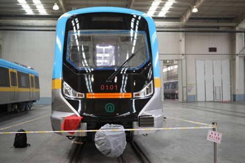 青岛地铁1号线首列车已组装完成  全车采用天蓝和中黄两色搭配