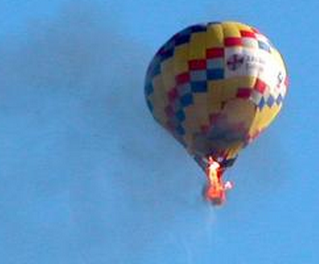 美国热气球坠落:载16人热气球着火 目前无一人生还