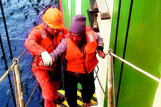 福建渔民海上漂泊11天成功获救 在青岛与家人团聚
