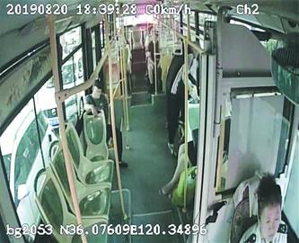 公交车等红灯男乘客直接跳窗 司机惊出一身冷汗
