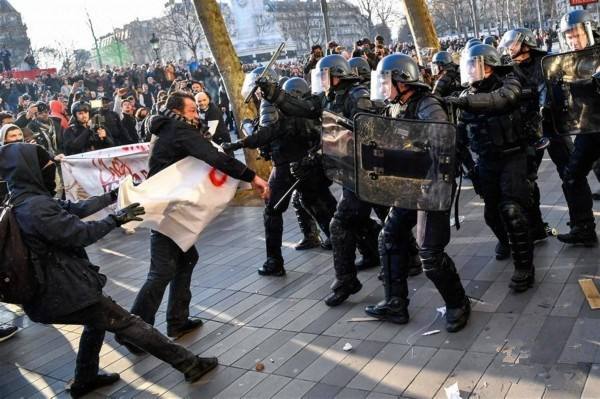 法国成治安重灾区 巴黎民众游行抗议暴力执法引冲突