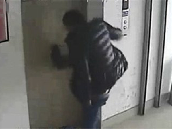 男子脚踹电梯门获刑六个月,只因苦等电梯来气