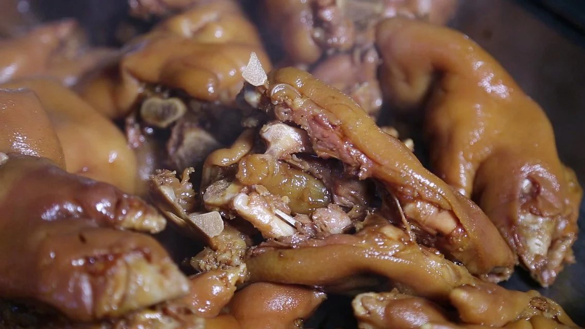 青岛万众食品：卤猪蹄的美食营养与食用禁忌