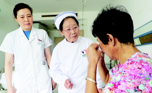 青岛护士长李桂美坚守一线62年 被称为“护士奶奶”