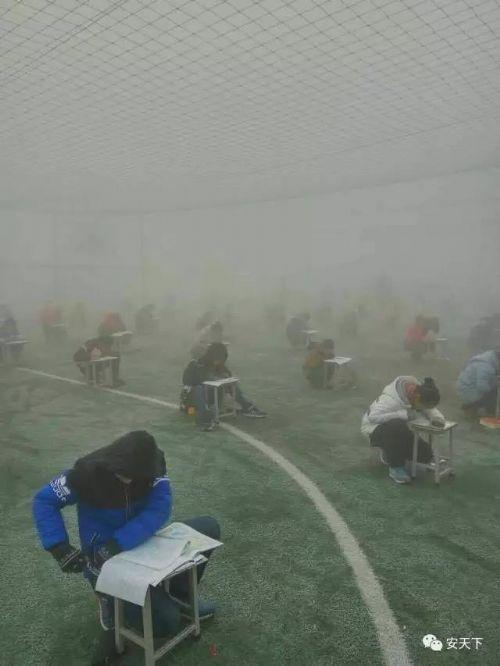 河南400余名学生雾霾天被安排操场考试 涉事校长已被停职