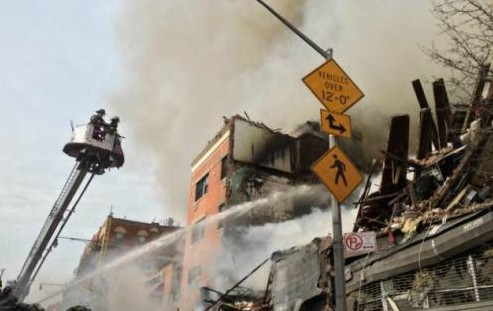 纽约曼哈顿一建筑起火 火势已被扑灭造成10人受伤