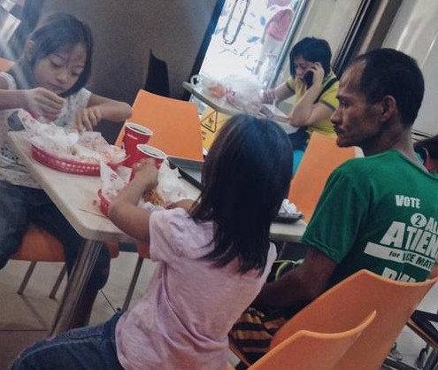 感动十几万网友的一张照片:单亲爸爸看着女儿吃炸鸡自己挨饿