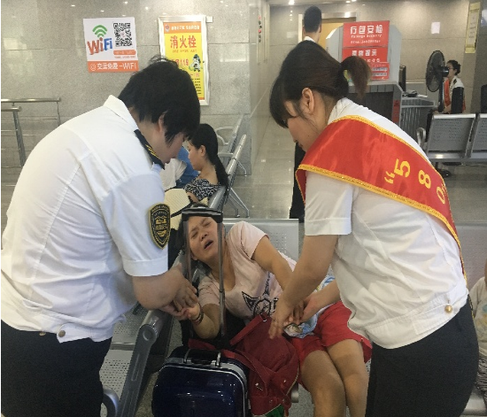 女子车站内抽搐呼吸困难 工作人员紧急施救后送医
