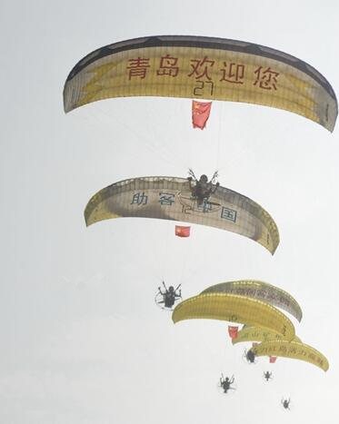 胶州首届市民节开幕 极限动力伞夺人眼球