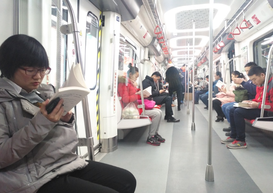 青岛地铁2号线开启图书漂流 免费借阅可拿回家