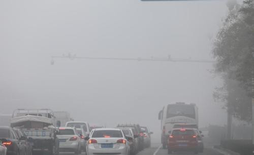 青岛汽车总站发布消息：受大雾影响  岛城多条高速线路临时停发长途车