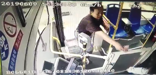 公交司机捡到手机完璧归赵 乘客扔下100元感谢司机追下车坚决归还