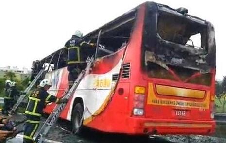 台湾游览车撞护栏起火造成26人遇难 系24年来最惨重