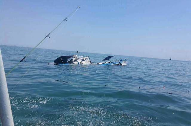 青岛马蹄礁附近一艘钓鱼船沉没 幸得过路船只搭救