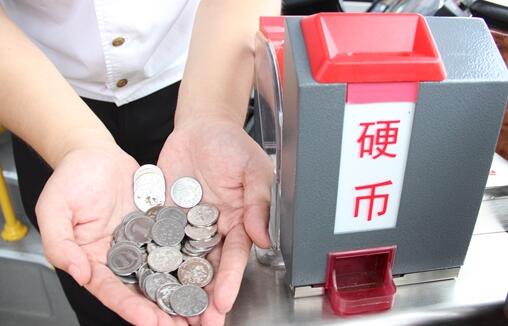 青岛公交车验钞机上岗满月 吐出千元假币