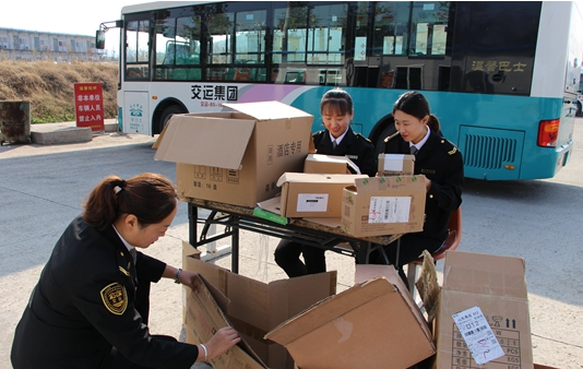 青岛公交司机回收快递盒 变卖纸箱为特殊儿童圆梦