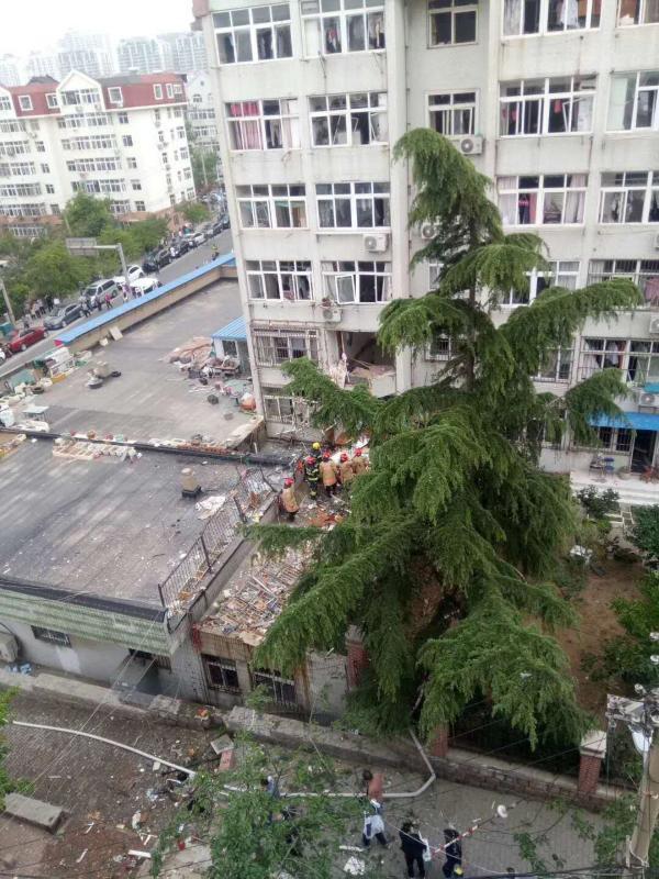 山东青岛市一居民楼疑似发生燃气爆燃事故 已至一死七伤