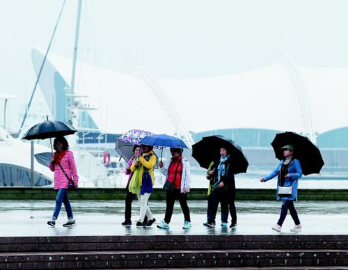 人工降雨：增雨飞机给青岛下了场及时雨