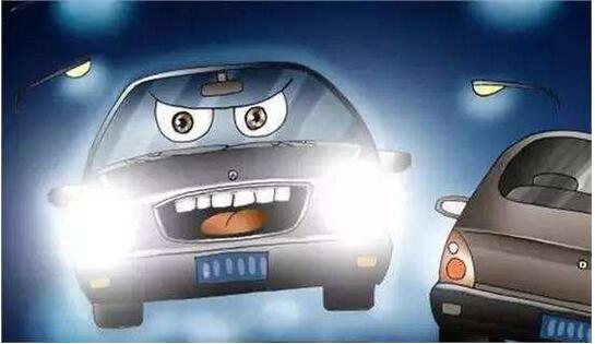 司机酒驾 拉一车人违法使用远光灯被查