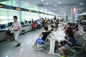 近日广州某市民在银行办理业务足足等待两个小时之久引起网友热议