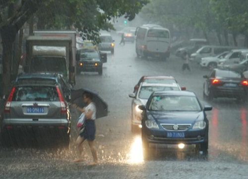 青岛普降大雨气温降至30度以下