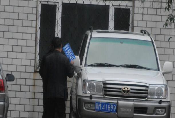 黑龙江一局长一家人开假牌车 记者调查遭恐吓“整死你”