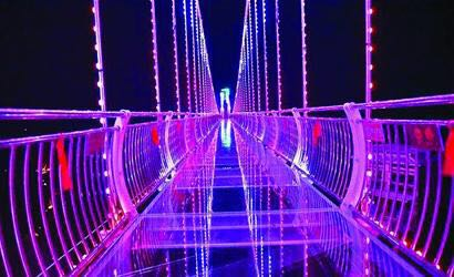 青岛也有高空玻璃桥了 还有灯光模式
