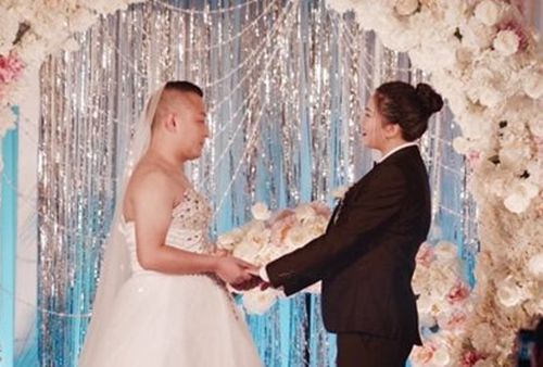 小伙穿婚纱迎娶新娘 背后原因让人感动不已