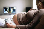关于孕妇久坐看电视的危害及注意事项