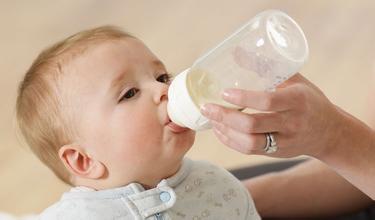 1-2个月的宝宝牛奶喂养和母乳喂养各不同