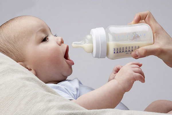 宝宝正确喝牛奶的方法 新手爸妈进来学