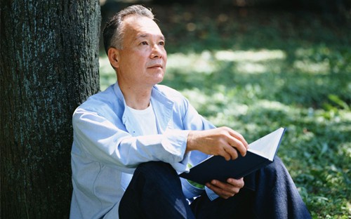 如何预防老年人驼背问题