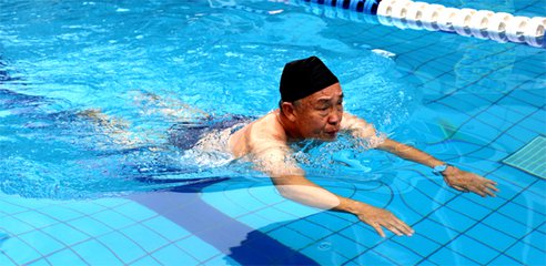 长期坚持游泳锻炼可以有效治疗老年心血管疾病