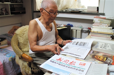 老人每天读书看报一小时 可以有助于预防老年痴呆