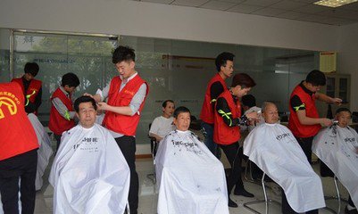 青岛城阳区春雨爱心协会来到夏庄开展“山村守望”社区志愿服务活动